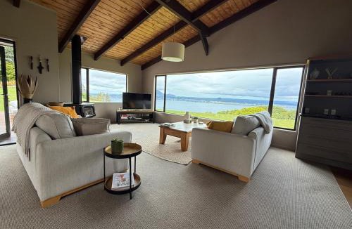 Acacia Bay House | Stunning panoramic Lakeview , spa pool & privacy