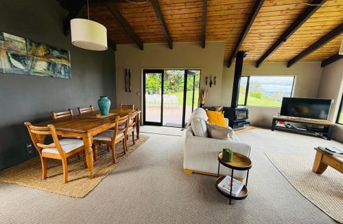 Acacia Bay House | Stunning panoramic Lakeview , spa pool & privacy