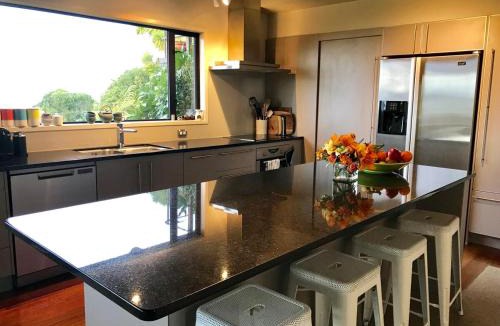 Acacia Bay House | Stunning panoramic Lakeview , spa pool & privacy