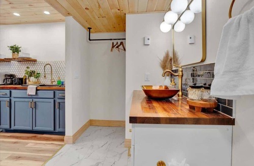 Canadensis Hotel | Stunning Pocono Modern | Firepits | Pickleball