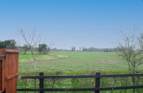 Trowse Newton Cabin | Stunning Pod 7 with Countryside view