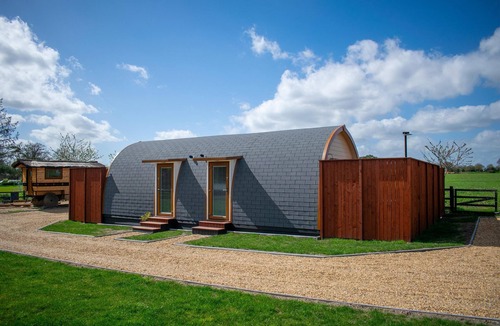 Trowse Newton Cabin | Stunning Pod 7 with Countryside view