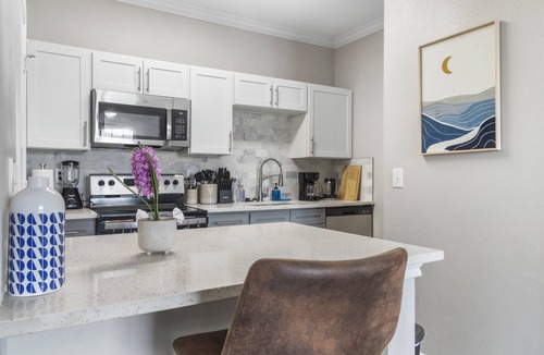 Egypt Apartment | Stunning Pool + Gym + Mins To Houston ER + Balcony