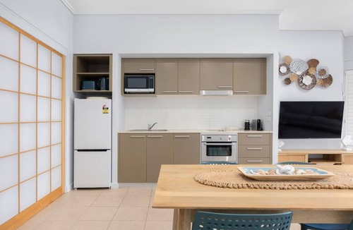 Urangan Apartment | Stunning Poolside Paradise - Amazing Design, Gym.