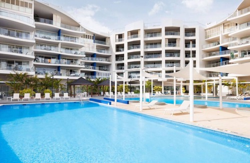 Urangan Apartment | Stunning Poolside Paradise - Amazing Design, Gym.