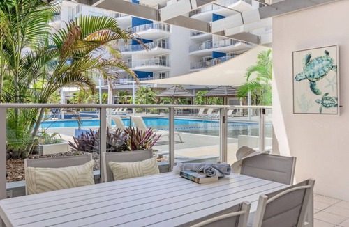 Urangan Apartment | Stunning Poolside Paradise - Amazing Design, Gym.