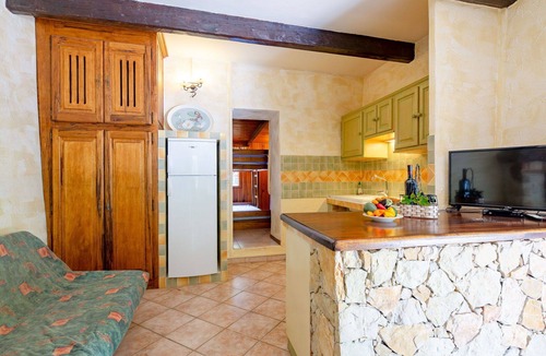 Regusse House | Stunning private villa for 6 people with private pool, TV, patio and pets allowed