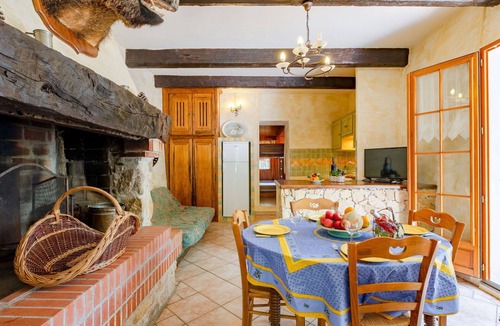 Regusse House | Stunning private villa for 6 people with private pool, TV, patio and pets allowed