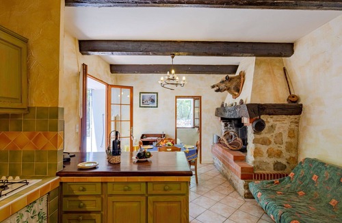 Regusse House | Stunning private villa for 6 people with private pool, TV, patio and pets allowed