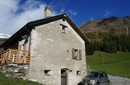 Blenio House | Stunning private villa for 5 guests with WIFI, TV, pets allowed and panoramic view