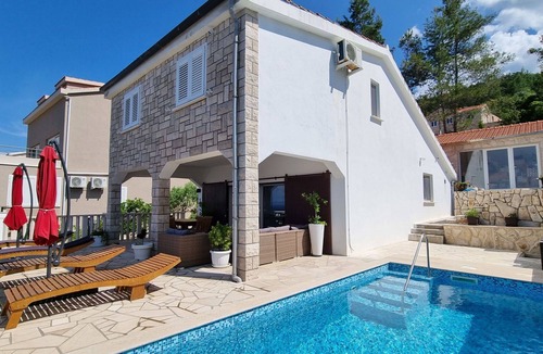 Prigradica House | Stunning private villa for 6 people with A/C, WIFI, private pool, TV and terrace