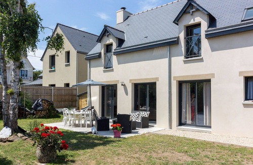 Saint-Lunaire House | Stunning private villa for 8 guests with WIFI, TV, terrace and pets allowed