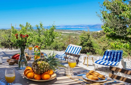 Praznica House | Stunning private villa for 5 guests with WIFI, private pool, A/C, TV, terrace and panoramic view