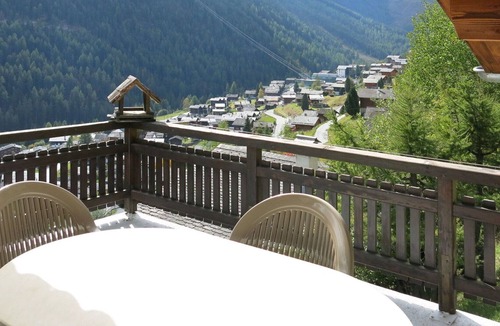 Grimentz House | Stunning private villa for 6 guests with WIFI, TV, terrace, pets allowed and parking