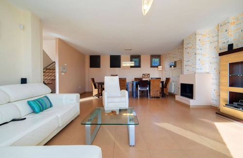 La Colina House | Stunning private villa for 6 guests with private pool, A/C, WIFI, TV, patio and pets allowed