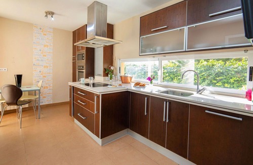 La Colina House | Stunning private villa for 6 guests with private pool, A/C, WIFI, TV, patio and pets allowed