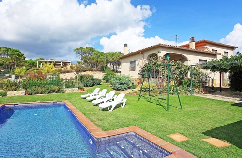 La Goba House | Stunning private villa for 6 people with WIFI, private pool, TV, patio and pets allowed