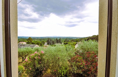 Montreal House | Stunning private villa for 2 guests with TV, patio, pets allowed and panoramic view