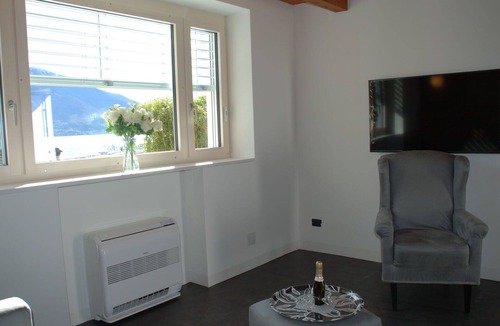 Minusio House | Stunning private villa for 4 guests with WIFI, A/C, TV, patio, pets allowed and panoramic view