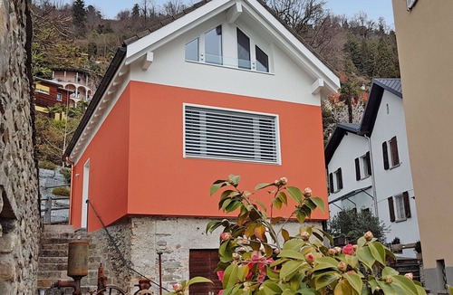 Minusio House | Stunning private villa for 4 guests with WIFI, A/C, TV, patio, pets allowed and panoramic view