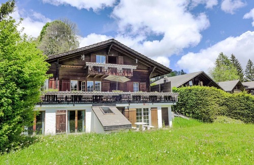 Schoenried House | Stunning private villa for 12 people with WIFI, TV, patio, pets allowed and panoramic view