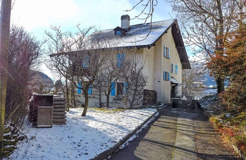 Lens House | Stunning private villa for 10 guests with WIFI, TV, balcony and panoramic view