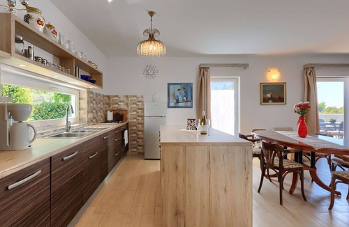 Valica House | Stunning private villa for 10 guests with WIFI, A/C, private pool, TV, terrace and panoramic view