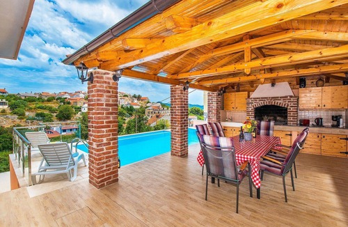 Mali Iz House | Stunning private villa for 6 people with WIFI, private pool, A/C, TV, terrace and parking