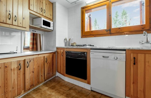 La Molina House | Stunning private villa for 8 guests with WIFI, TV, balcony and pets allowed