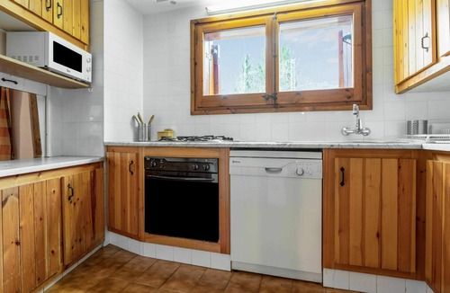 La Molina House | Stunning private villa for 8 guests with WIFI, TV, balcony and pets allowed