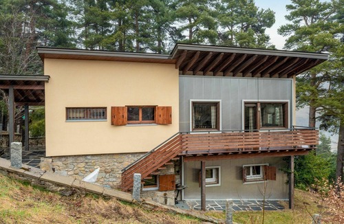 La Molina House | Stunning private villa for 8 guests with WIFI, TV, balcony and pets allowed