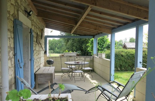 Huismes Villa | Stunning private villa for 4 guests with WIFI, TV, terrace, pets allowed and parking