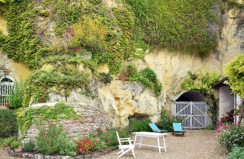 Luynes House | Stunning private villa for 2 guests with WIFI, TV, terrace and parking