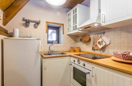 Lic House | Stunning private villa for 4 guests with WIFI, hot tub, A/C, TV and terrace