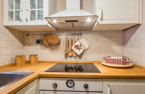 Lic House | Stunning private villa for 4 guests with WIFI, hot tub, A/C, TV and terrace
