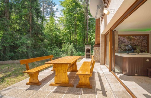 Lic House | Stunning private villa for 4 guests with WIFI, hot tub, A/C, TV and terrace