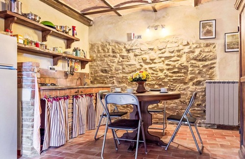 Montelovesco Villa | Stunning private villa for 10 guests with WIFI, private pool, TV and pets allowed