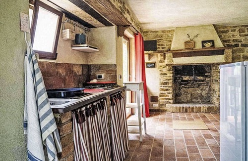 Montelovesco Villa | Stunning private villa for 10 guests with WIFI, private pool, TV and pets allowed