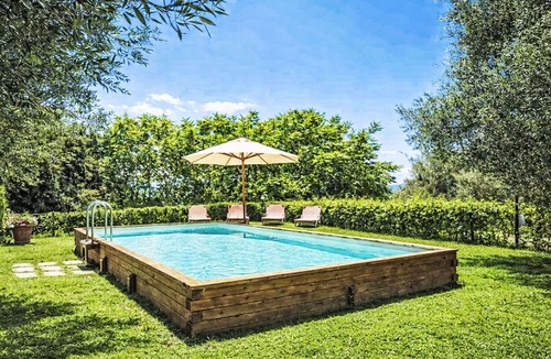 Montelovesco Villa | Stunning private villa for 10 guests with WIFI, private pool, TV and pets allowed