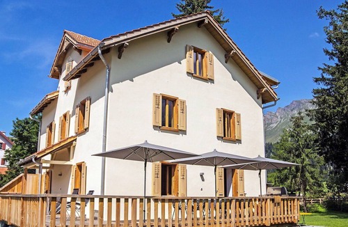 Parpan House | Stunning private villa with WIFI, hot tub, TV, patio, pets allowed, panoramic view and parking