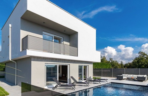 Karigador Villa | Stunning private villa with WIFI, A/C, private pool, hot tub, TV, patio and panoramic view