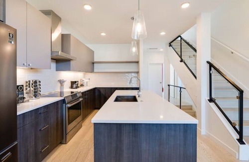 East Queen Anne House | Stunning Queen Anne 4B3B w/Lake Views & Rooftop
