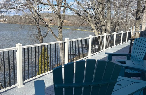 Radford Cottage | Stunning Radford lake house on Claytor Lake
