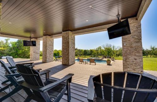 Oakland Villa | Stunning Ranch Villa: Private Pool & Hot Tub!