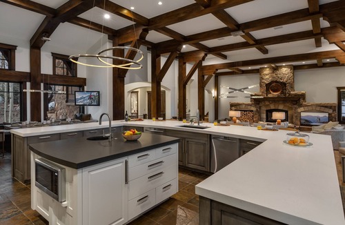 The Highlands House | Stunning Remodel + Hot Tub + Ski Shuttle - Switchback Lodge