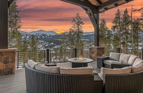 The Highlands House | Stunning Remodel + Hot Tub + Ski Shuttle - Switchback Lodge