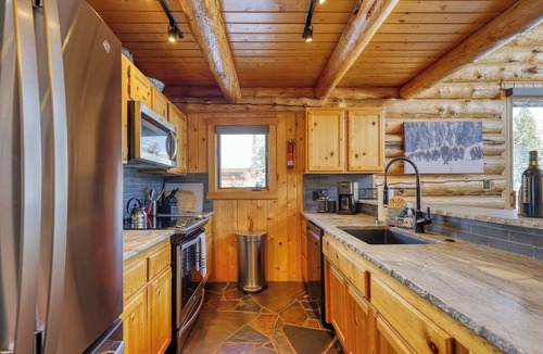 Gallatin Gateway Cabin | Stunning Riverfront Escape! Private Hot Tub.