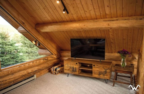 Gallatin Gateway Cabin | Stunning Riverfront Escape! Private Hot Tub.