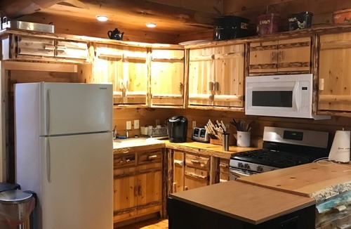 Glenfield Cabin | Stunning Riverfront Solar-Powered Cabin with back-up generator