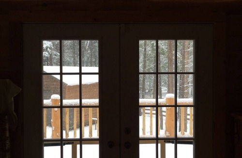 Glenfield Cabin | Stunning Riverfront Solar-Powered Cabin with back-up generator